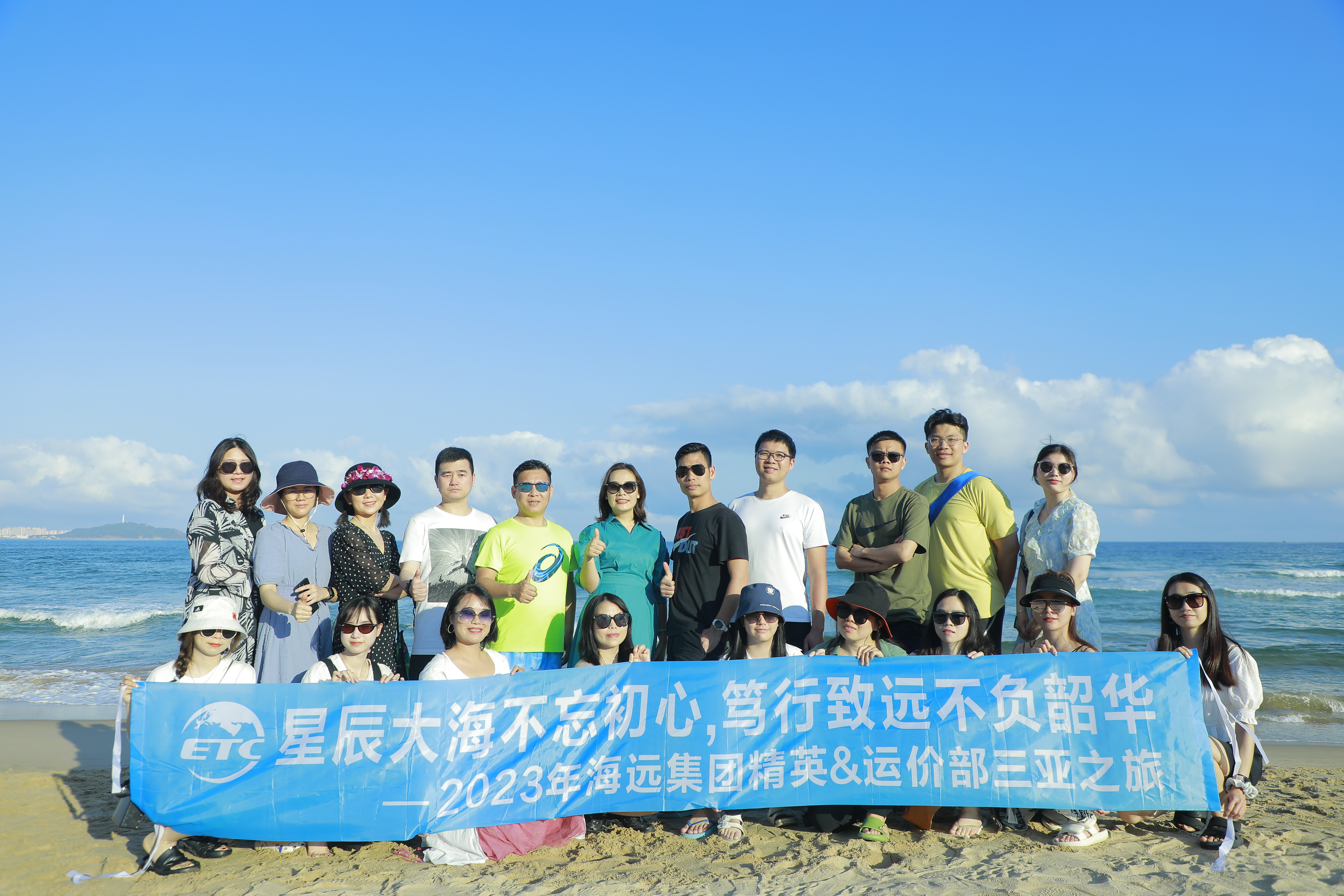 碧海連天遠，瓊崖盡是春。